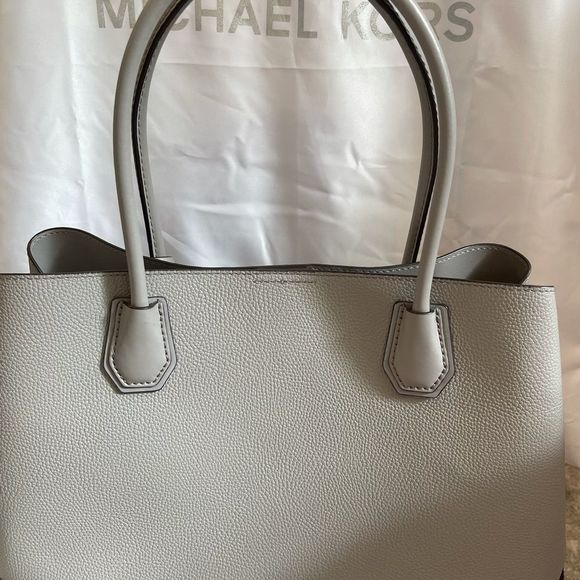 Michael Kors Large Mercer Gallery Tote - Picture 16 of 16